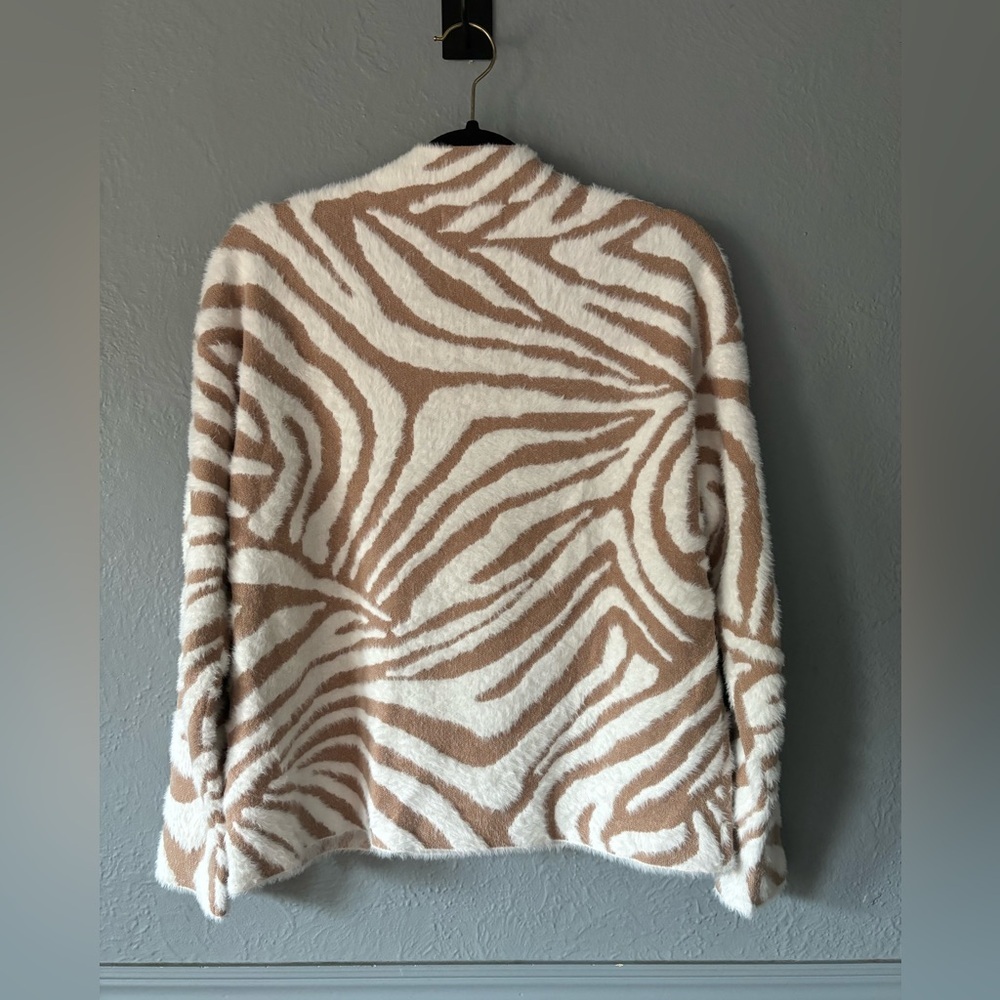 Rachel Zoe | soft | fuzzy | animal print | long sleeve | cream&tan | sweater | M